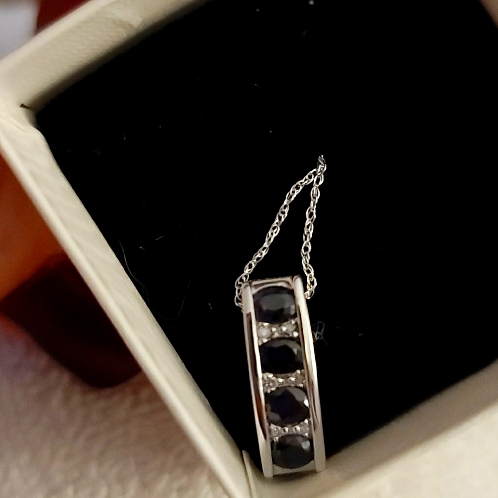 Blue sapphire pendant